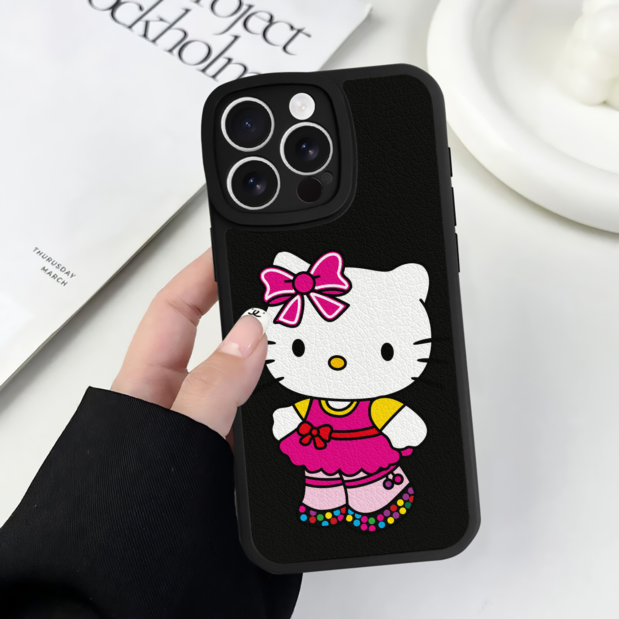 （画像用） Hello Kitty ハローキティ 【iPhone 16シリーズ対応】シリコンスマホケース（レザー調） 材質：シリコン